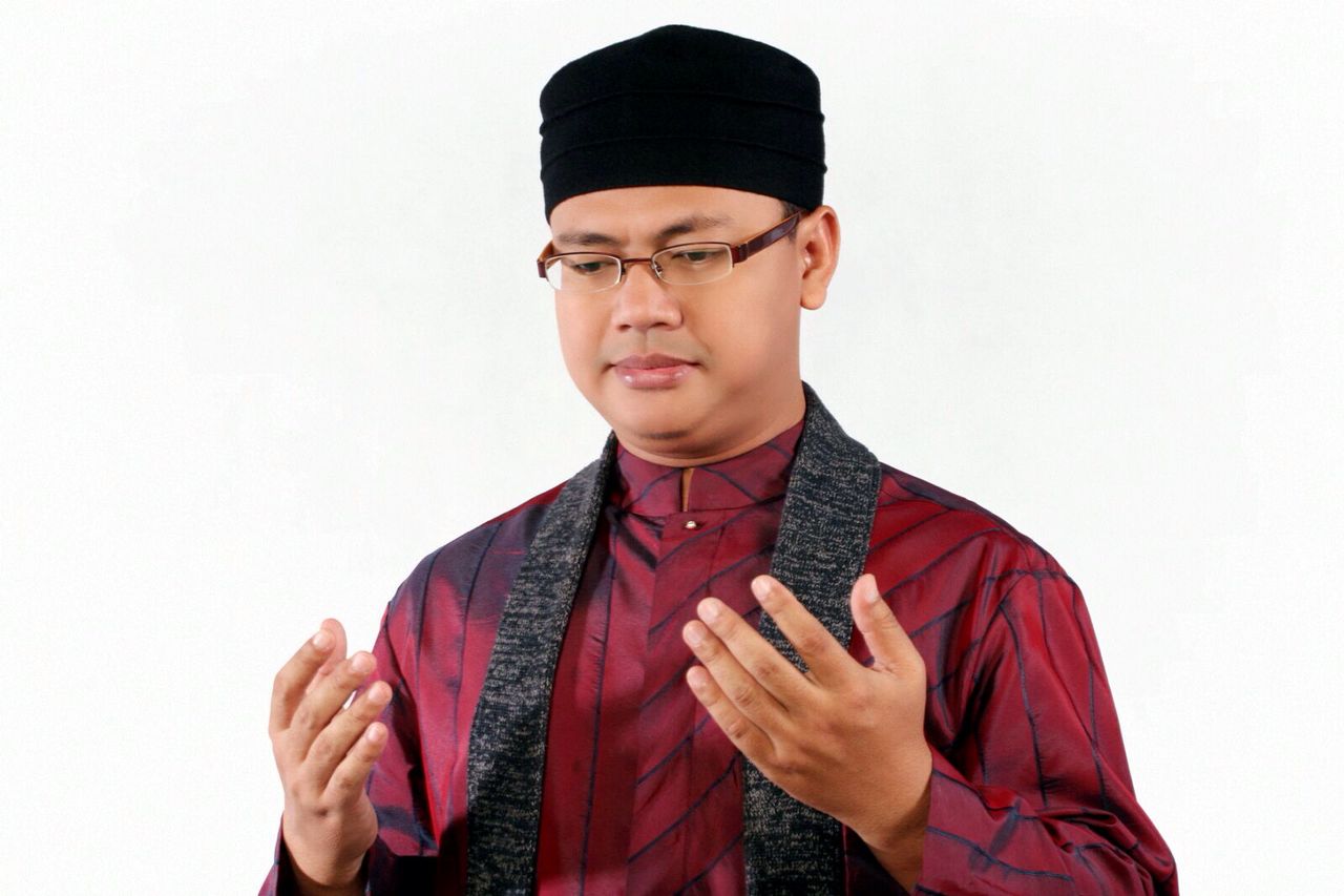 Ustadz Cinta berdoa